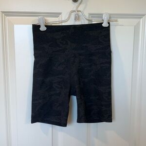 Vuori clean elevation shorts black camo size XS